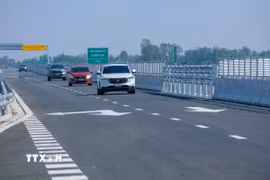 Ôtô lưu thông trên tuyến chính cao tốc Cần Thơ-Hậu Giang trong ngày đầu đưa vào khai thác. Lượng xe chưa đông, mặt đường thông thoáng, bảo đảm an toàn giao thông. (Ảnh: Thanh Liêm/TTXVN)