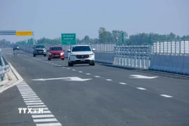 Ôtô lưu thông trên tuyến chính cao tốc Cần Thơ-Hậu Giang trong ngày đầu đưa vào khai thác. Lượng xe chưa đông, mặt đường thông thoáng, bảo đảm an toàn giao thông. (Ảnh: Thanh Liêm/TTXVN)