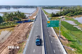 Các phương tiện lưu thông trên cao tốc Cần Thơ-Cà Mau. (Ảnh: Thanh Liêm/TTXVN)