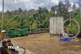 Tai nạn xảy ra khi thùng container này bị tuột dây cáp và đổi hướng va vào đầu người lái cần cẩu. (Ảnh: TTXVN phát)