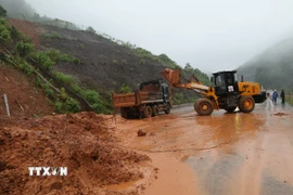 Sạt lở nghiêm trọng trên tuyến cao tốc La Sơn-Túy Loan đi qua xã Khe Tre, thành phố Huế. (Ảnh: Đỗ Trưởng/TTXVN)