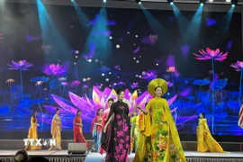 Diễu hành áo dài hữu nghị Malaysia-Việt Nam tại Kuala Lumpur. (Ảnh: Viên Luyến/TTXVN)