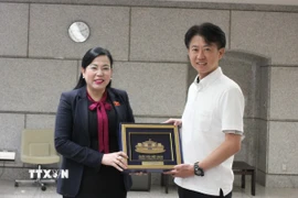 Chủ nhiệm Ủy ban Công tác đại biểu Nguyễn Thanh Hải trao biểu trưng Nhà Quốc hội tặng Chủ tịch Hội đồng tỉnh Saitama Shirato Yukihito. (Ảnh: Phạm Tuân/TTXVN)