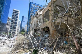 Tòa nhà bị phá hủy sau cuộc tấn công tên lửa tại Ramat Gan, Israel. (Ảnh: THX/TTXVN)