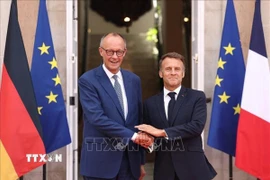 Tổng thống Pháp Emmanuel Macron (phải) và Thủ tướng Đức Friedrich Merz (trái) trong cuộc gặp tại thành phố Toulon, Đông Nam Pháp ngày 29/8/2025. (Ảnh: Reuters/TTXVN)