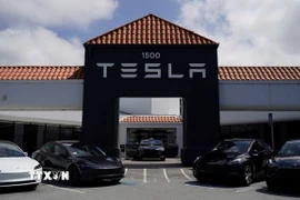Một cửa hàng của hãng xe điện Tesla ở San Mateo, California, Mỹ. (Ảnh: THX/TTXVN)