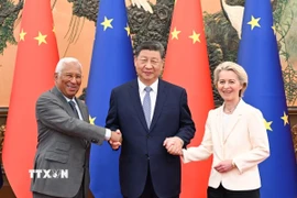 Chủ tịch Trung Quốc Tập Cận Bình (giữa), Chủ tịch Hội đồng châu Âu Antonio Costa (trái) và Chủ tịch Ủy ban châu Âu Ursula von der Leyen tại cuộc gặp ở Bắc Kinh ngày 24/7/2025. (Ảnh: THX/TTXVN) 