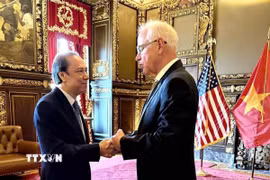 Đại sứ Nguyễn Quốc Dũng (trái) tiếp kiến Thống đốc bang Minnesota Tim Walz. (Ảnh: TTXVN phát)