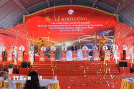 Các đại biểu và nhà đầu tư thực hiện lệnh khởi công các dự án trọng điểm. (Ảnh: Thanh Vũ/TTXVN)