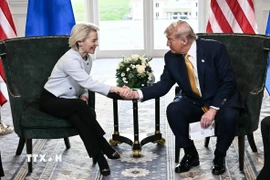 Tổng thống Mỹ Donald Trump (phải) trong cuộc gặp Chủ tịch Ủy ban Châu Âu (EC) Ursula von der Leyen tại khu nghỉ dưỡng ở Turnberry (Scotland), ngày 27/7/2025. (Ảnh: REUTERS/TTXVN)