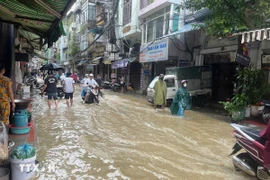 Mưa lớn gây ngập úng trên phố Bạch Đằng, quận Hai Bà Trưng. (Ảnh minh họa: TTXVN)