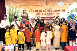 Sinh viên tiếng Việt của Đại học Malaya và học sinh CLB tiếng Việt đồng ca bài “Nổi trống lên”. (Ảnh: Viên Luyến/TTXVN)