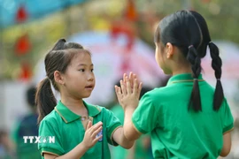 Học sinh trường Tiểu học Trưng Vương (phường Phan Đình Phùng) vui chơi dưới sân trường trong sáng ngày đầu đi học trở lại. (Ảnh: Thanh Tùng/TTXVN)