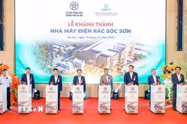 Các đại biểu thực hiện nghi thức khánh thành Nhà máy điện rác Sóc Sơn. (Ảnh: Quốc Lũy/TTXVN)