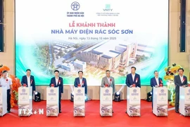 Các đại biểu thực hiện nghi thức khánh thành Nhà máy điện rác Sóc Sơn. (Ảnh: Quốc Lũy/TTXVN)