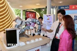 Đại biểu tham quan triển lãm “Sản phẩm Công nghệ chiến lược quốc gia tại Thành phố Hồ Chí Minh”. (Ảnh: Thanh Vũ/TTXVN)