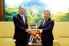 Bí thư Tỉnh ủy Quảng Ninh Vũ Đại Thắng (bên phải) tặng quà lưu niệm Đại sứ đặc mệnh toàn quyền nước Cộng hòa Cuba. (Ảnh: TTXVN phát)