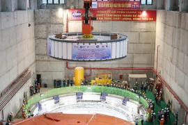 Hạ đặt thành công rotor tổ máy số 2 dự án Thủy điện Hòa Bình mở rộng. (Ảnh: Bnews/vnanet.vn)
