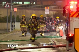 Lực lượng cứu hộ tại hiện trường vụ cháy chung cư ở Hong Kong ngày 27/11/2025. (Ảnh: THX/TTXVN)