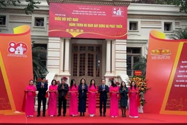 Các đại biểu cắt băng khai mạc Triển lãm. (Ảnh: Cổng thông tin Điện tử Bộ Văn hóa, Thể thao và Du lịch)