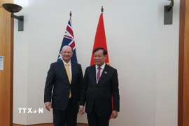 Chủ tịch Ủy ban Lưỡng viện về Đối ngoại, Quốc phòng và Thương mại, Nghị sỹ Shayne Neumann (trái) và Thượng tướng Lê Tấn Tới, Ủy viên Trung ương Đảng, Ủy viên Ủy ban Thường vụ Quốc hội, Chủ nhiệm Ủy ban Quốc phòng, An ninh và Đối ngoại của Quốc hội. (Ảnh: Văn Linh/TTXVN)