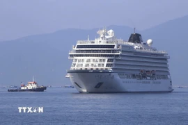 Tàu du lịch biển quốc tế Ms Viking Yidun vào vịnh Cam Ranh. (Ảnh: TTXVN phát)