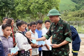 Phó Chủ tịch UBND tỉnh Sơn La Nguyễn Thành Công tặng quà cho nhân dân xã Huổi Một chịu ảnh hưởng, thiệt hại của thiên tai. (Ảnh: Quang Quyết/TTXVN)