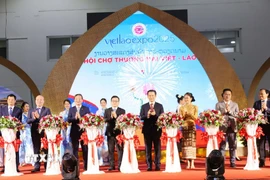 Các đại cắt băng khai mạc Hội chợ Thương mại Việt-Lào năm 2025. Ảnh: Xuân Tú/TTXVN) 