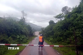 Chính quyền các địa phương tỉnh Quảng Trị đã đặt biển cảnh báo, gác chắn tại các vị trí ngầm, tràn bị ngập, chia cắt. (Ảnh: TTXVN phát)