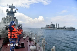 Luyện tập vận động đội hình, chào nhau. (Ảnh: TTXVN phát)