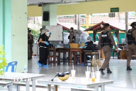 Cảnh sát làm nhiệm vụ tại hiện trường vụ xả súng ở một trường học của tỉnh Nonthaburi, Thái Lan, ngày 7/8/2026. Vụ xả súng đã khiến 8 người thiệt mạng, hơn 30 người bị thương. (Ảnh: THX/TTXVN phát)