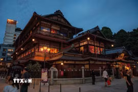 Dogo Onsen Honkan thường được coi là nguyên mẫu của nhà tắm suối nước nóng trong bộ phim hoạt hình đạt giải Oscar “Vùng đất linh hồn” (Spirited Away). (Ảnh: Xuân Giao/TTXVN)