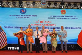 Lãnh đạo tỉnh Quảng Trị tặng hoa cho các đối tác của Chương trình Bạn bè Thái Bình Dương 2025. (Ảnh. Tường Vi/TTXVN)