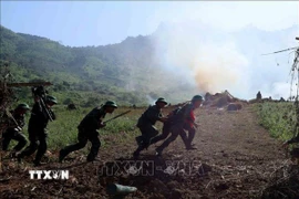 Lực lượng bộ binh tiến công đánh chiếm các mục tiêu. (Ảnh: An Đăng/TTXVN)