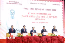 Các đại biểu ký Bìa phát hành bộ tem Kỷ niệm 300 năm Ngày sinh Danh nhân văn hóa Lê Quý Đôn (1726 -2026). (Ảnh: Thế Duyệt/TTXVN)