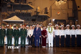 Đại biểu hai nước tại lễ đón ở cảng Tiên Sa thành phố Đà Nẵng. (Ảnh: Trần Lê Lâm/TTXVN)