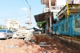 Thi công kéo dài ảnh hưởng đến cuộc sống của người dân và mỹ quan đô thị. (Ảnh: Tường Vi/TTXVN)