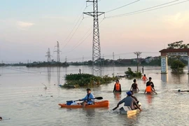 Nước sông Cà Lồ dâng cao khiến nhiều hộ dân thuộc thôn Yên Phú (xã Đa Phúc) bị chia cắt, cô lập, cuộc sống gặp nhiều khó khăn. (Ảnh: báo QĐND)
