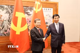 Đồng chí Lê Minh Trí (trái) và đồng chí Vương Hộ Ninh. (Ảnh: Công Tuyên/TTXVN)