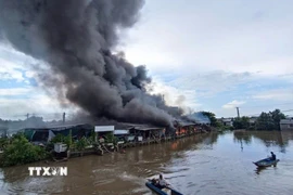 Lực lượng chức năng nhanh chóng triển khai các biện pháp chữa cháy và cứu nạn cứu hộ tại hiện trường. (Ảnh: TTXVN phát) 