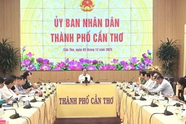 Phó Chủ tịch Ủy ban Nhân dân thành phố Cần Thơ Nguyễn Văn Hòa chủ trì cuộc làm việc sáng 03/12. (Ảnh: VGP/LS)