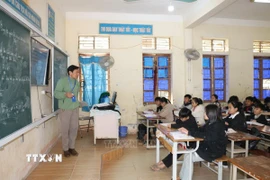 Chính sách miễn học phí góp phần giảm tỷ lệ học sinh bỏ học, đặc biệt là ở các địa phương miền núi và vùng sâu vùng xa. (Ảnh: Bích Huệ /TTXVN).