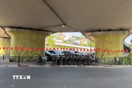 Một điểm trông giữ ô tô, xe máy dưới gầm cầu Chương Dương. (Ảnh: Quốc Khánh/ TTXVN)