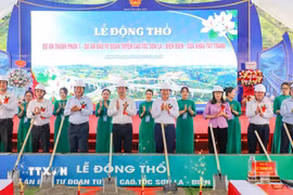 Đại biểu thực hiện nghi thức động thổ Dự án cao tốc Sơn La-Điện Biên-Cửa khẩu Tây Trang. (Ảnh: Xuân Tư/TTXVN)