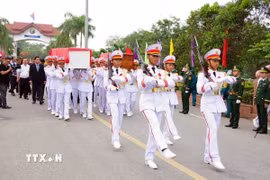 Sau lễ đón nhận, các hài cốt liệt sỹ được di chuyển về Nghĩa trang Liệt sỹ Quốc gia Đường 9 để tổ chức lễ truy điệu và an táng. (Ảnh: TTXVN phát)