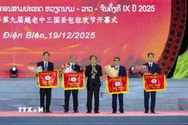 Ban tổ chức trao cờ lưu niệm cho các đoàn tham dự Lễ hội. (Ảnh: Xuân Tư/TTXVN)