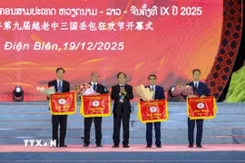 Ban tổ chức trao cờ lưu niệm cho các đoàn tham dự Lễ hội. (Ảnh: Xuân Tư/TTXVN)