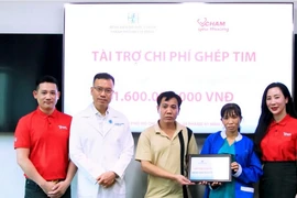 Quỹ Chạm Yêu Thương tài trợ 100% chi phí 1,6 tỷ đồng cho ca mổ. (Nguồn: Vietnam+)