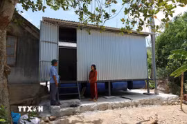 Một ngôi nhà phao chống lũ được xây dựng tại xã Đồng Xuân. (Ảnh: Tường Quân/TTXVN)