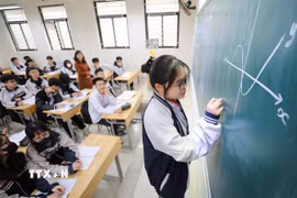 Giờ ôn tập môn Toán của học sinh khối 12, trường THPT Trương Định (Hà Nội). (Ảnh: Thanh Tùng/TTXVN)